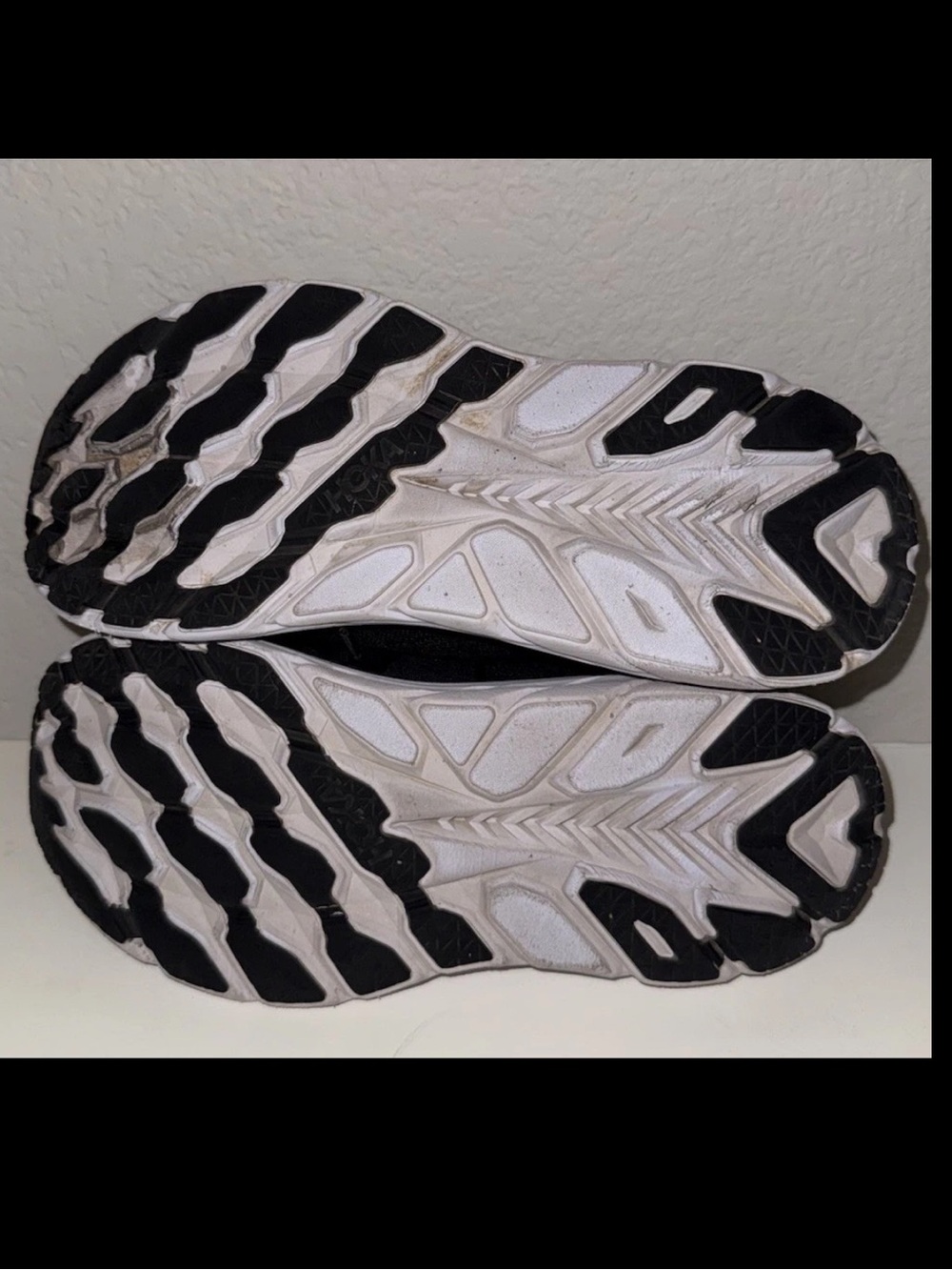 Hoka Women’s Clifton 8 Running Shoes Sneakers Black White Size 7.5 - Picture 4 of 5